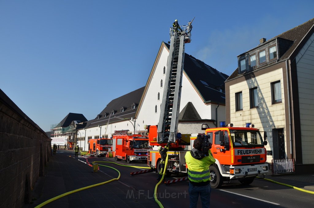 Feuer 3 Dachstuhlbrand Koeln Rath Heumar Gut Maarhausen Eilerstr P086.JPG